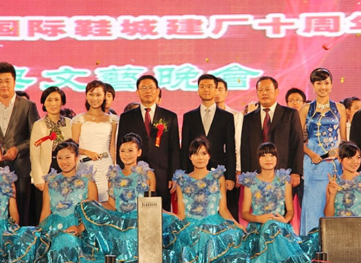 2011年10月15日，受華寶公司的邀請，到江西參加了華寶公司的十周年慶典