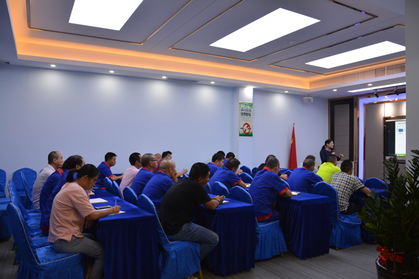 認(rèn)真聽課.jpg 認(rèn)真聽課.jpg